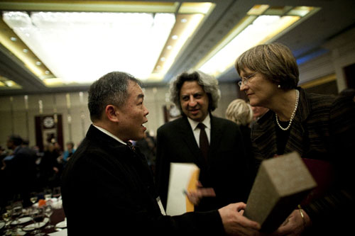 Harvard Graduate School of Design alumnus David Tseng (left), M.AR. '87, greets Harvard President Drew Faust (right) and GSD Dean Mohsen Mostafavi at the opening of the Harvard Center Shanghai. Tseng is a professor and dean of the College of Fine Arts and Creative Design, Tunghai University, Taiwan. Professor and Dean, College of Fine Arts and Creative Design, Tunghai University, Taiwan, ROC.)