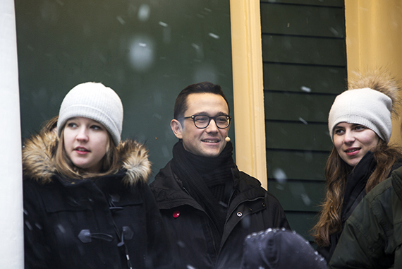 Gordon-Levitt braved the day's wintry conditions. Photo by Shraddha Gupta