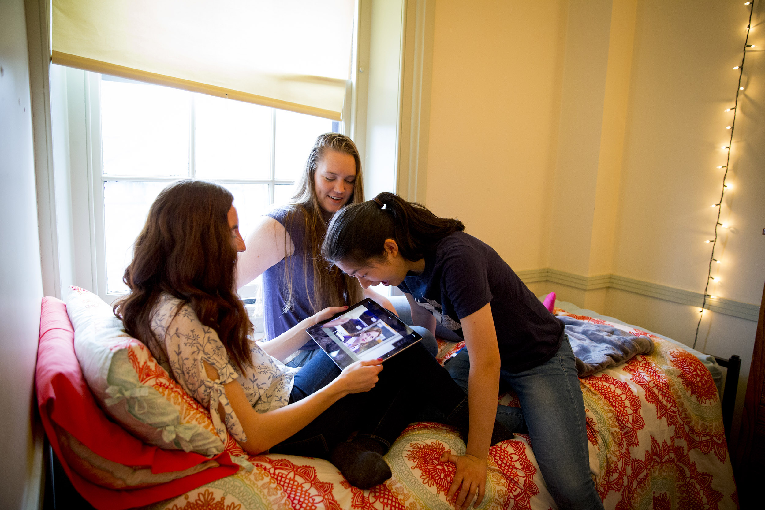 Thayer House freshmen friends, Kristie Colton, '20 of Utah (from left); Georgia Seidel, '20 of Australia, and Rebecca Chen, '20 of California binge watch The Office.