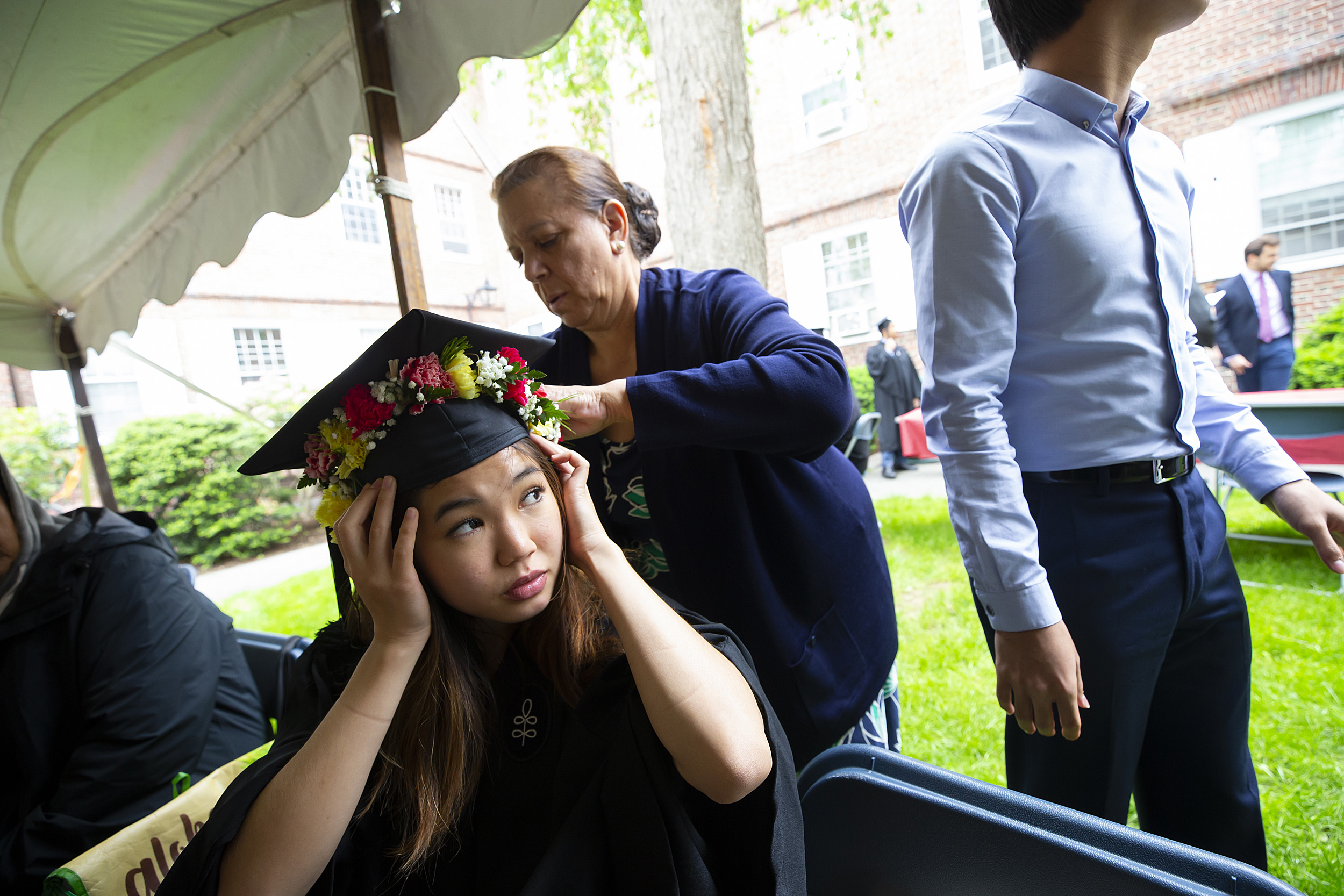 Kirkland House resident, Moriah Lee '19 receives a lei from her godmother, Joleen Cordeiro.