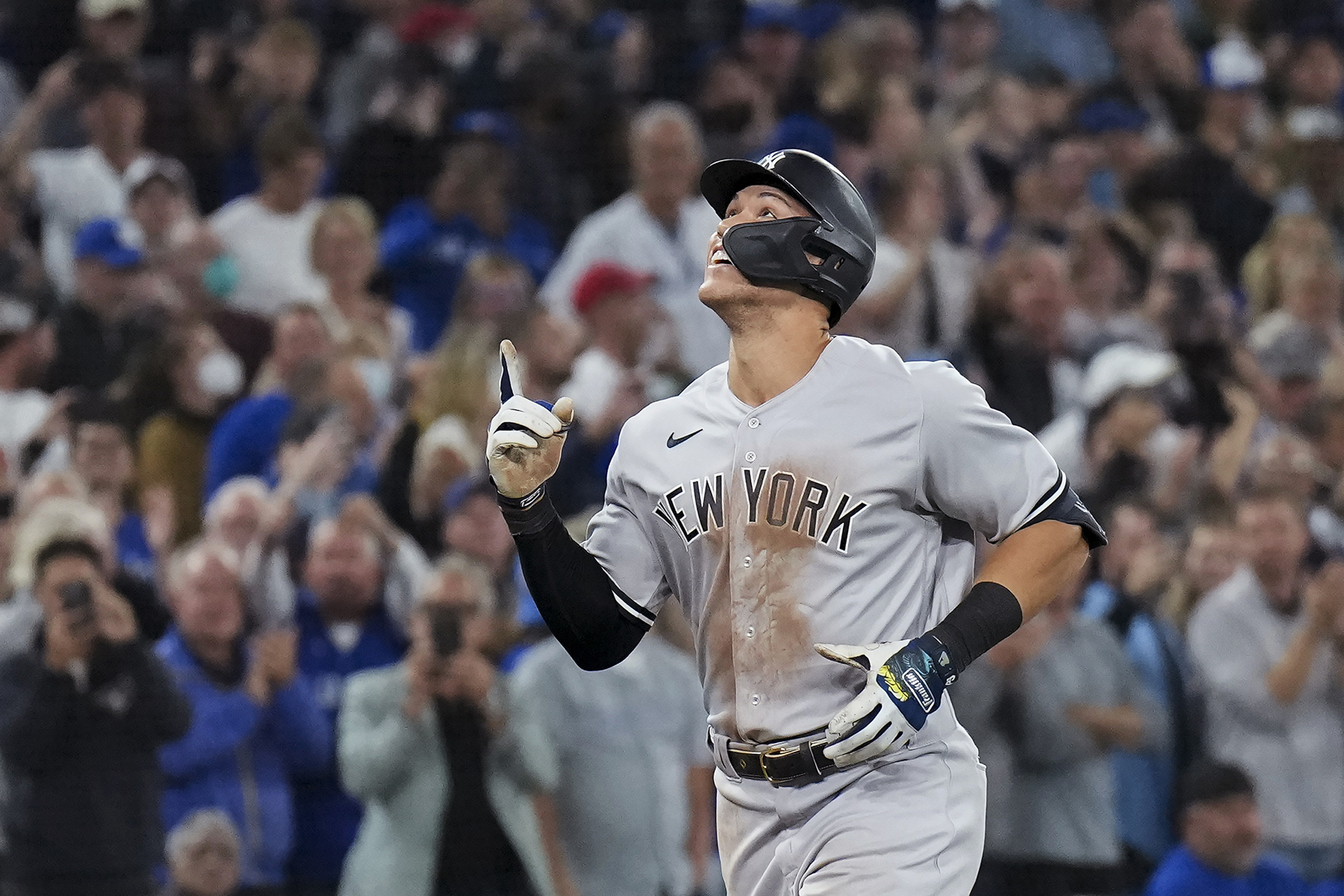 Aaron Judge points at sky after hitting 61st homer of season.