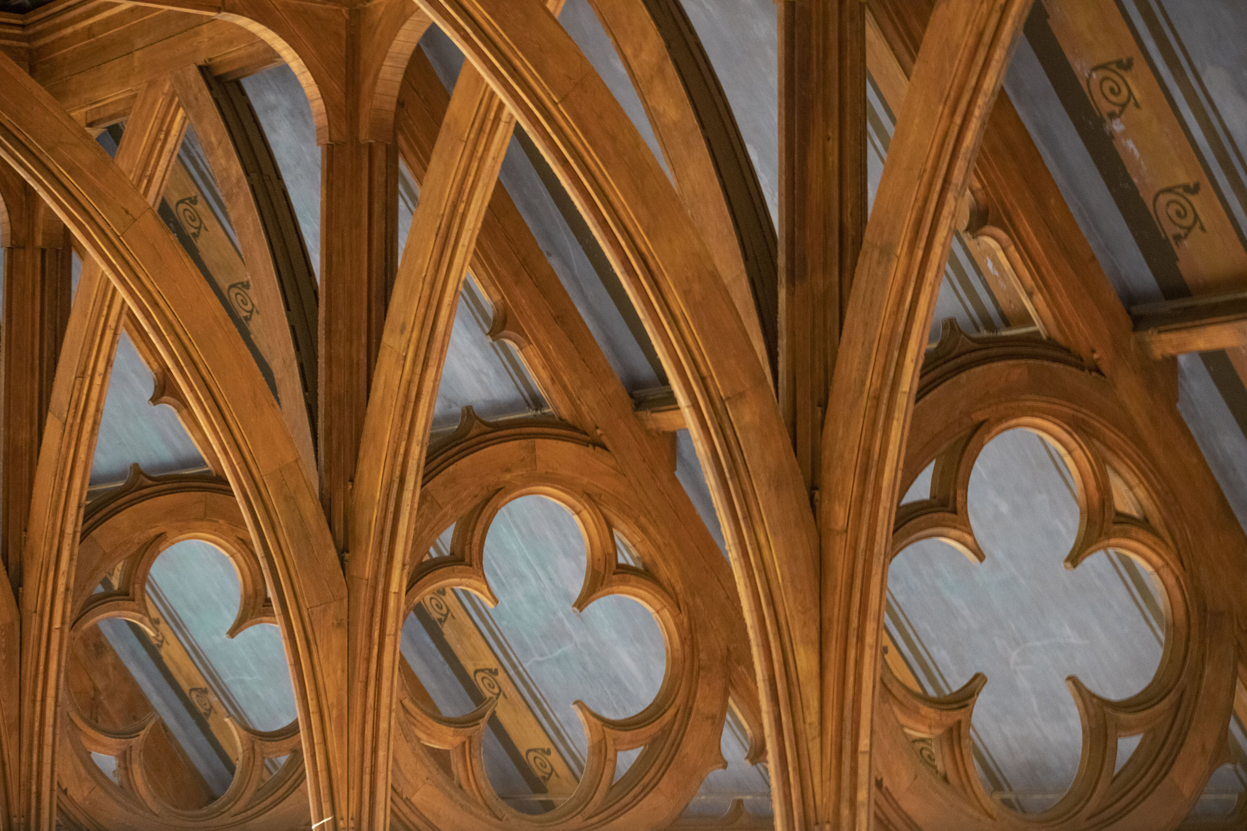 Arches and clover motifs are pictured in the ceiling above Annenberg Hall.