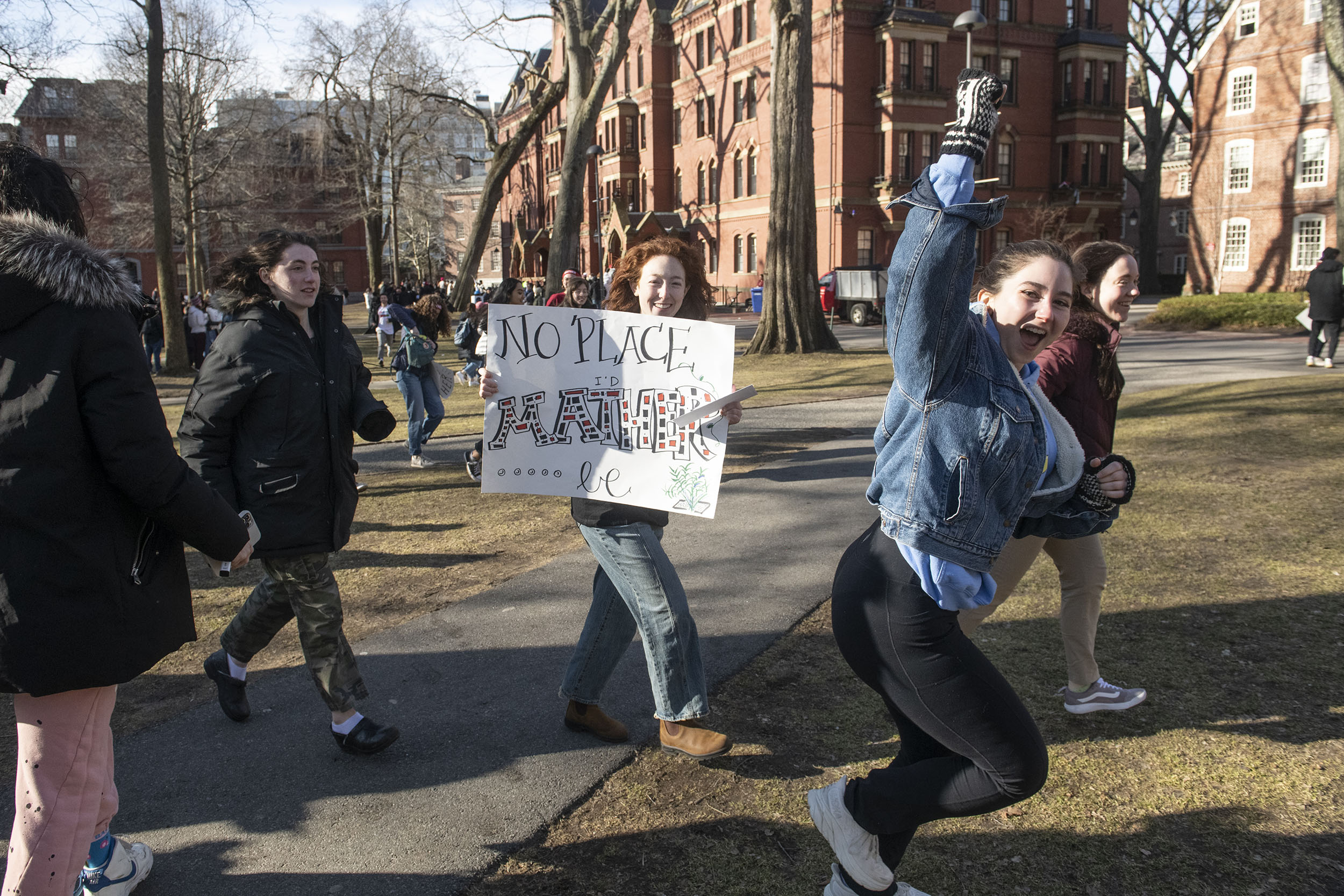 Mather House students run acros