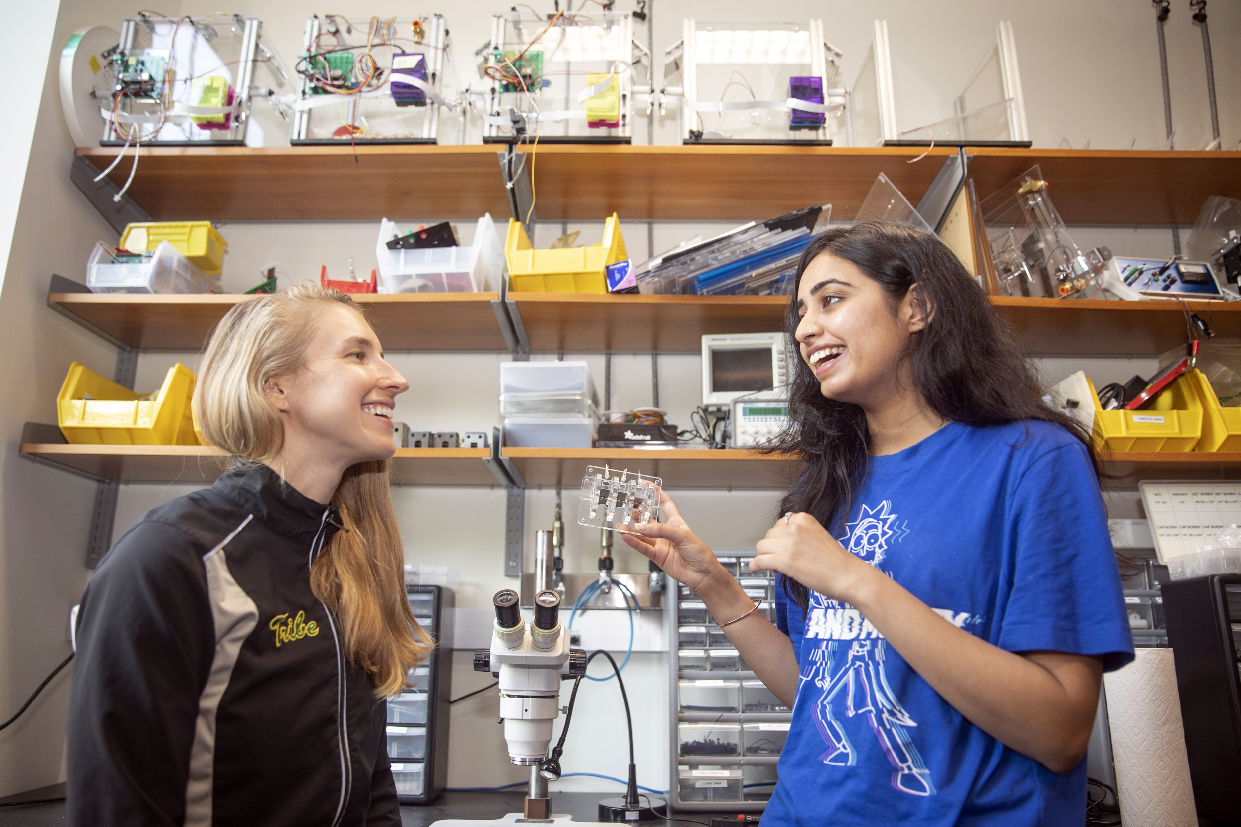 Kia Hardcastle and Cheshta Bhatia work on motor learning.