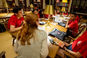 Elizabeth Berndt-Morris with first-years at Widener Library.