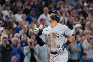 Aaron Judge points at sky after hitting 61st homer of season.