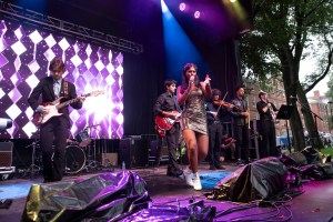 Anoushka Chander ’25 (center) sings onstage