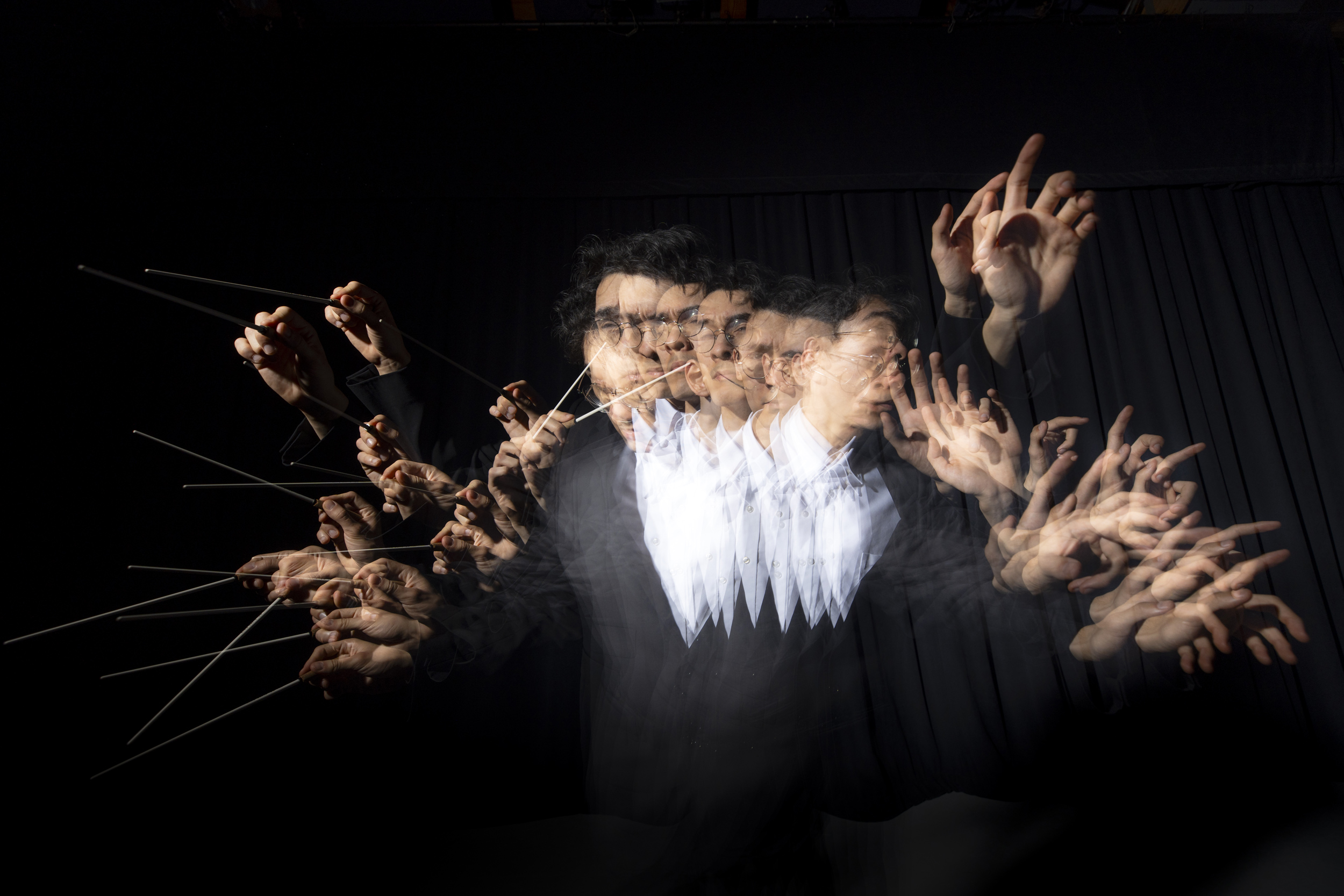 Lucas Amory ’25, Assistant Music Director and Conductor of the Harvard Bach Society, conducts.