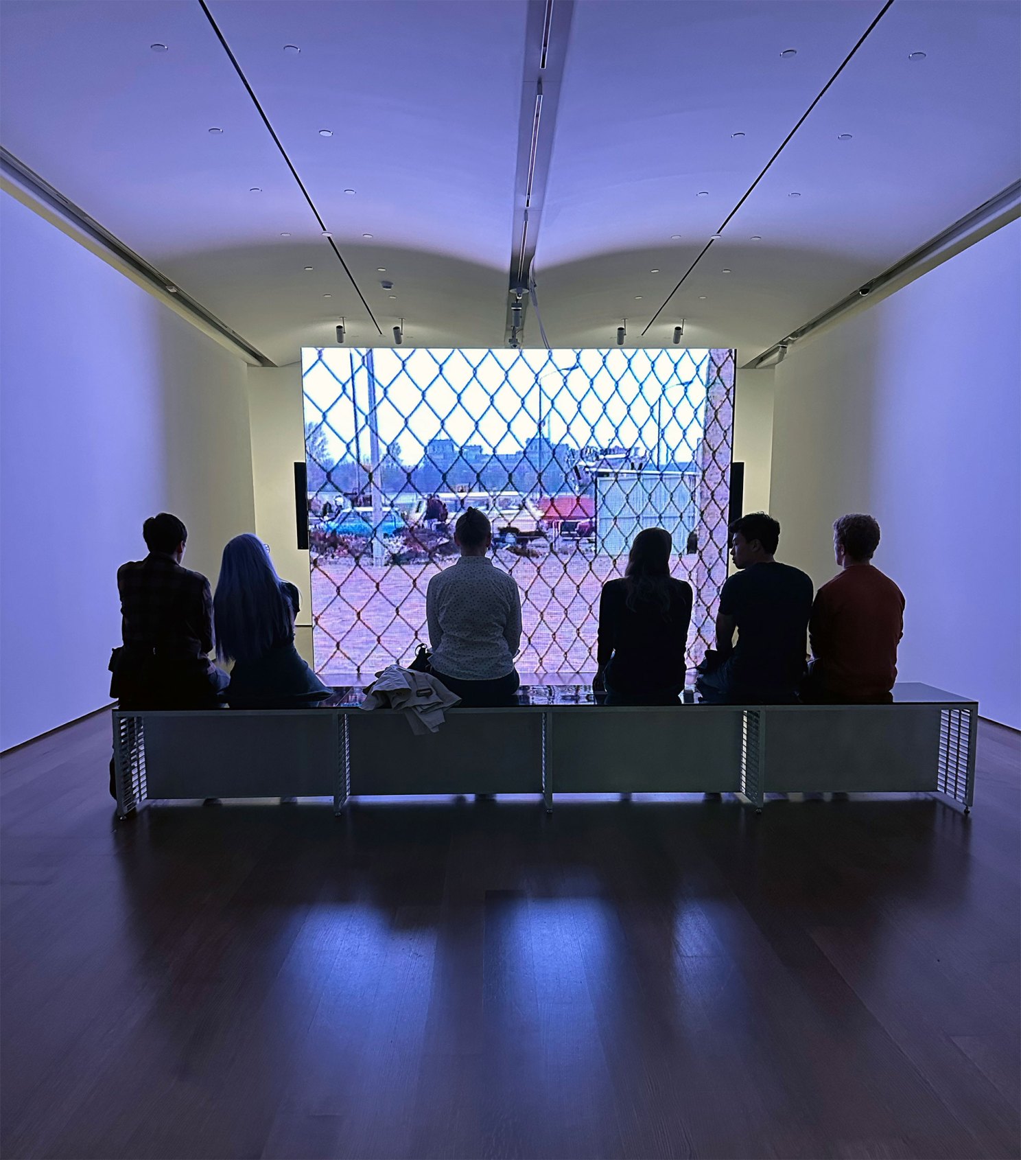 A small audience is watching “Die leere Mitte” (“The Empty Centre”), which is presented in its own gallery.